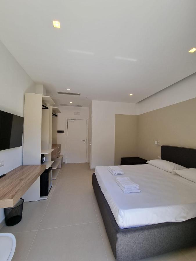 Marea Retreat Rooms 卡梅罗塔的码头 外观 照片
